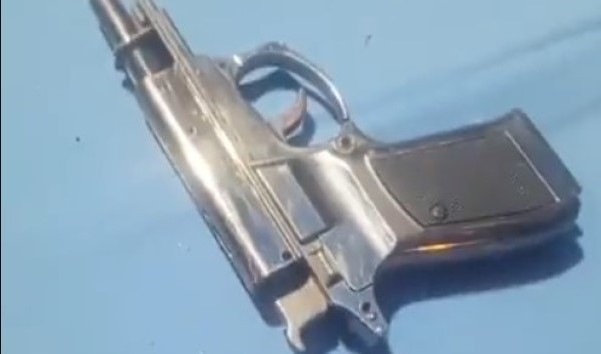 খেলায় অতিথি না করায় খেলনা পিস্তল দেখিয়ে হুমকি , যুবক আটক